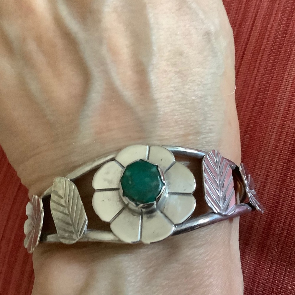 Vintage sterling silver turquoise cuff bracelet. - Picture 10 of 12